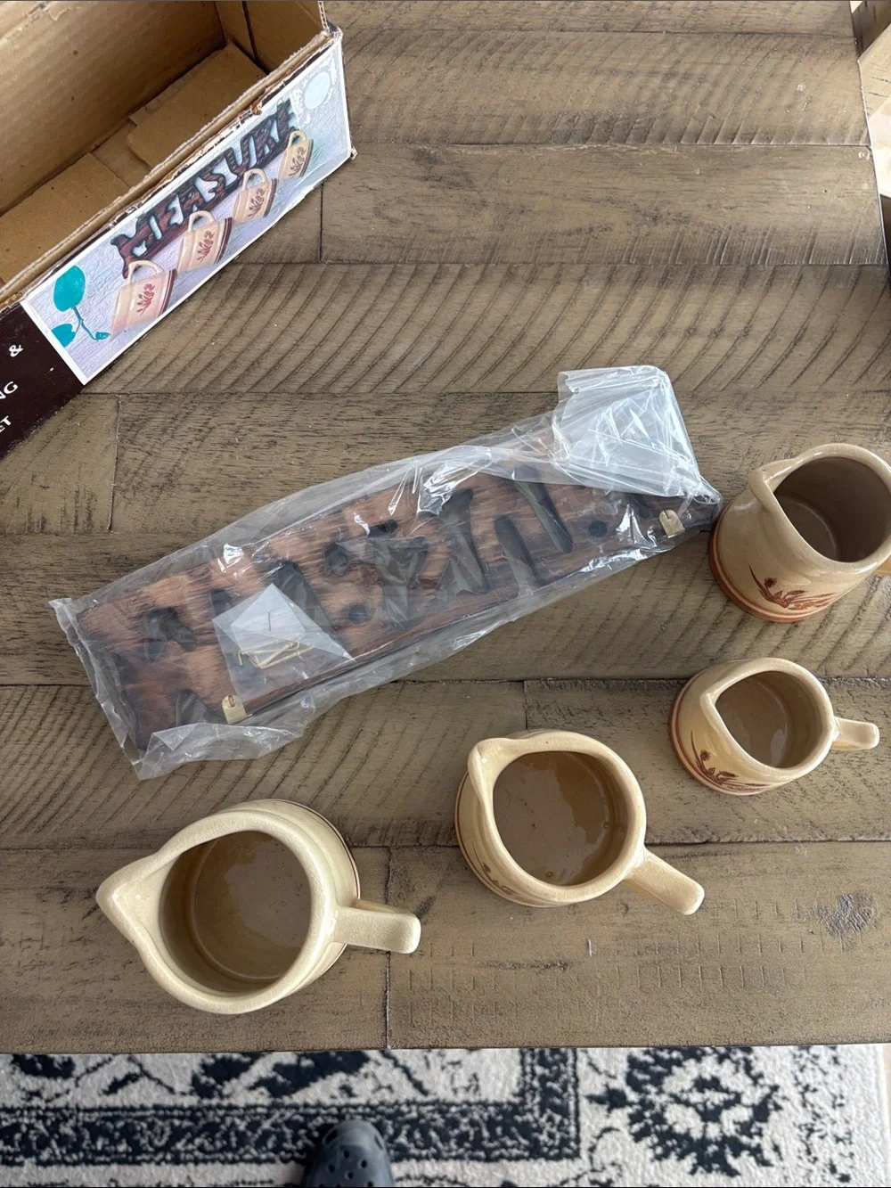 Wooden Rack & 4 Measuring Cup Set - Beige Ceramic Cups with Brown Rack